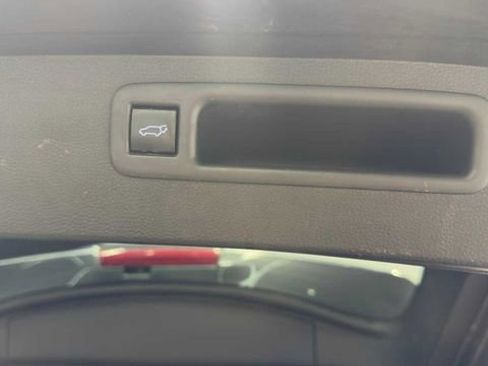 Used 2020 Toyota Highlander LE FWD image 35