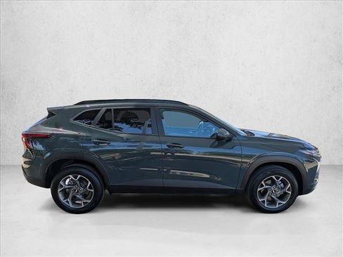 Used 2025 Chevrolet Trax LT FWD image 4