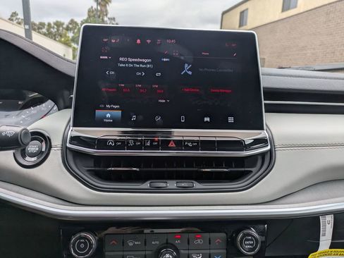 Used 2025 Jeep Compass Limited image 19