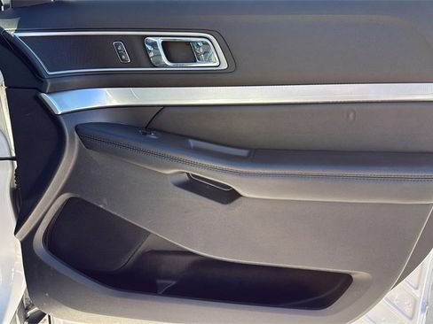 Used 2017 Ford Explorer XLT w/ Equipment Group 202A image 10