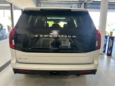 Used 2025 Ford Expedition Active AWD/4WD image 7
