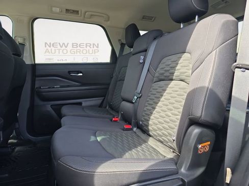 Used 2022 Nissan Pathfinder SV AWD/4WD image 13