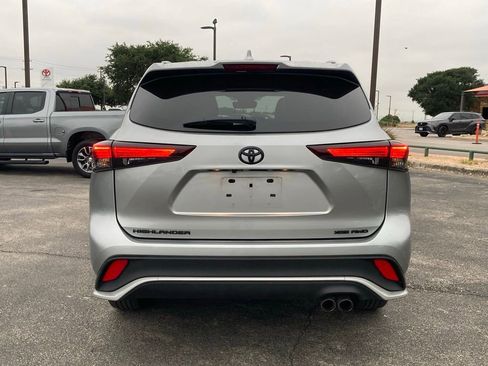 Certified 2025 Toyota Highlander XSE AWD/4WD image 5