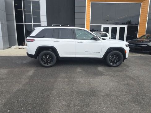 New 2026 Jeep Grand Cherokee Laredo image 7