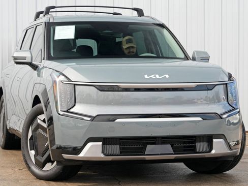 Used 2024 Kia EV9 Land image 4