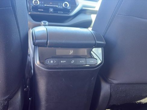 Used 2024 Toyota Highlander LE AWD/4WD image 16