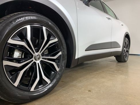 Used 2024 Toyota Crown Limited image 2