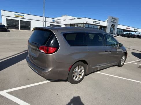 Used 2018 Chrysler Pacifica Touring-L Plus w/ Advanced Safetytec Group image 16