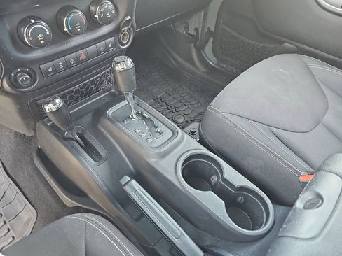 Used 2015 Jeep Wrangler Unlimited Sahara w/ Connectivity Group image 26