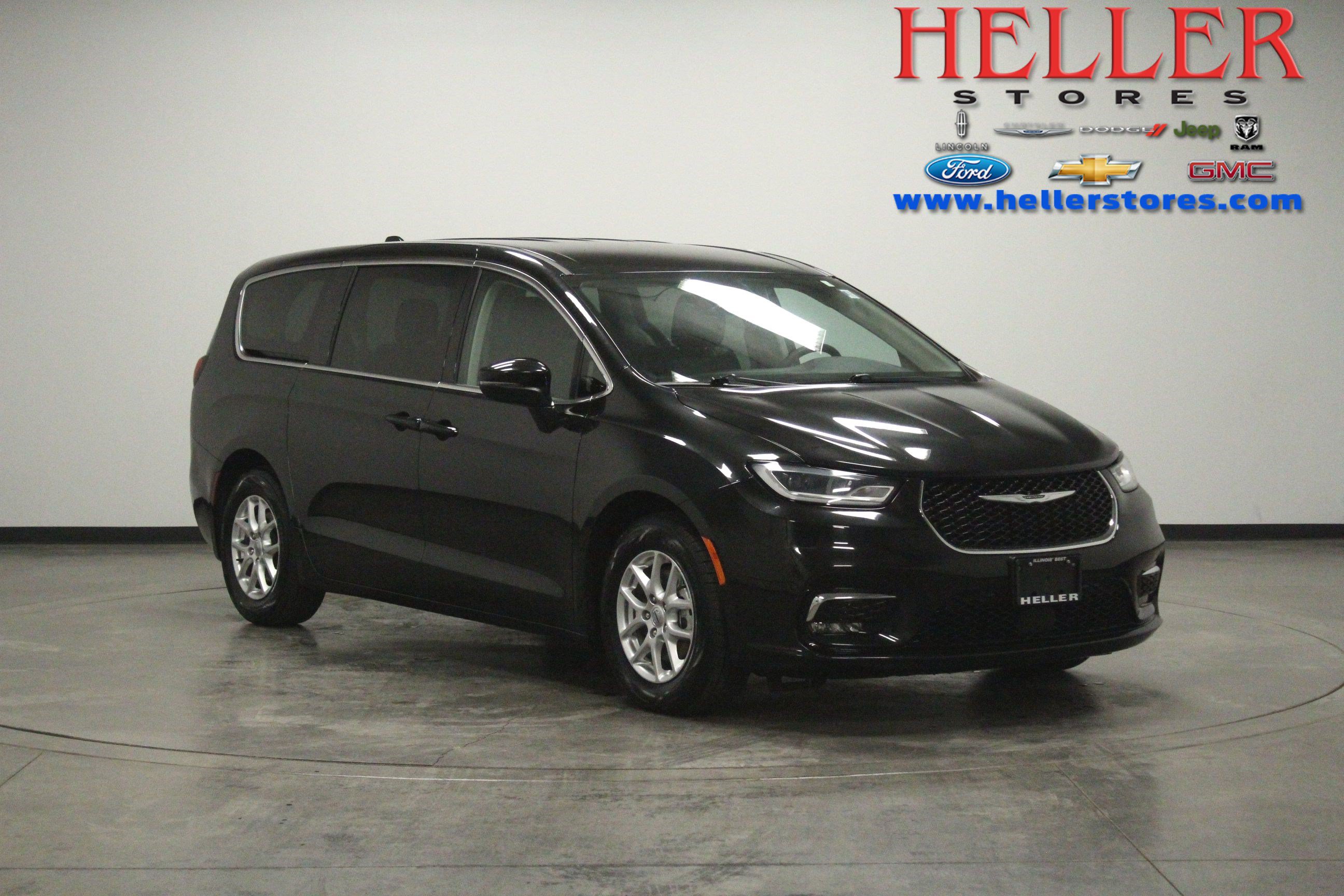 Used 2023 Chrysler Pacifica Touring-L FWD image 1
