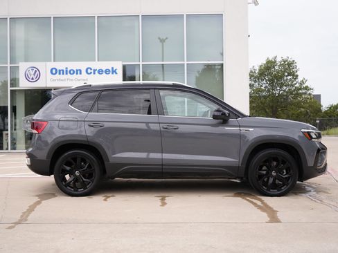 Certified 2024 Volkswagen Taos SE FWD image 4