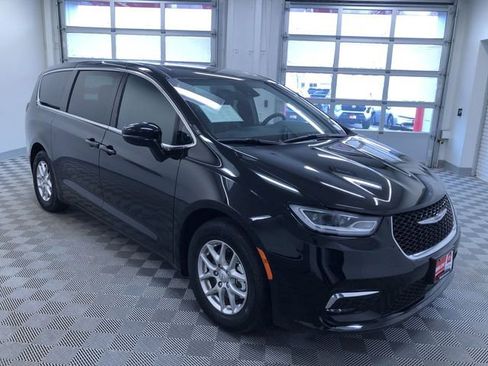 Used 2025 Chrysler Pacifica Select image 37