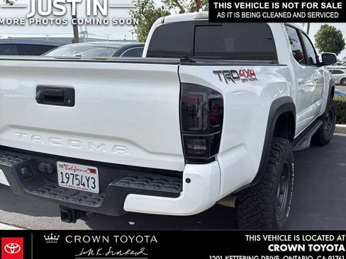 Used 2022 Toyota Tacoma TRD Off-Road w/ Technology Package AWD/4WD image 2
