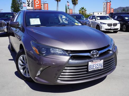 Used 2017 Toyota Camry LE FWD image 2