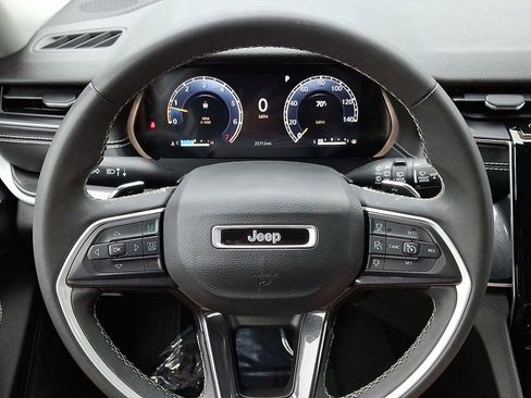 Used 2023 Jeep Grand Cherokee Laredo image 19