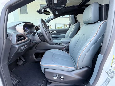 New 2027 Chrysler Pacifica Pinnacle w/ Theater Group FWD image 23