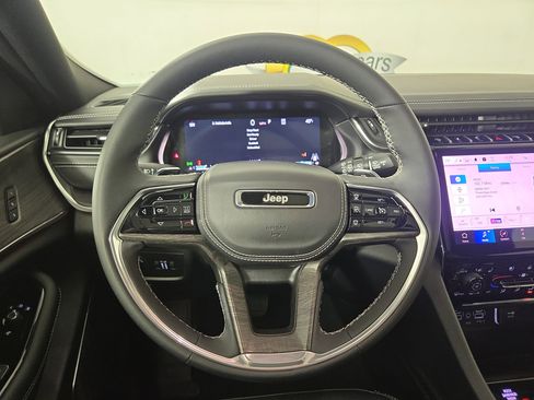 Certified 2025 Jeep Grand Cherokee Overland image 15