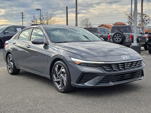 Used 2025 Hyundai Elantra SEL image 3
