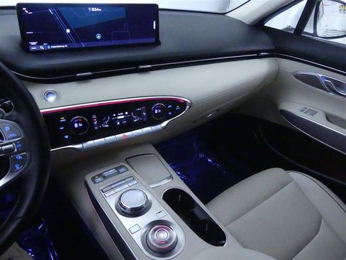 Used 2023 Genesis GV70 2.5T w/ Advanced Package image 19