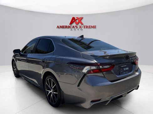 Used 2024 Toyota Camry SE image 3