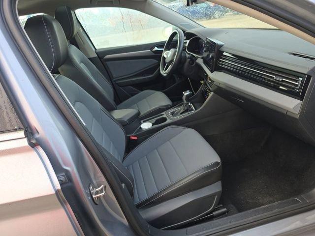 Used 2025 Volkswagen Jetta SE FWD image 9