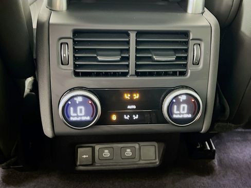 Used 2025 Land Rover Discovery Dynamic SE AWD/4WD image 27