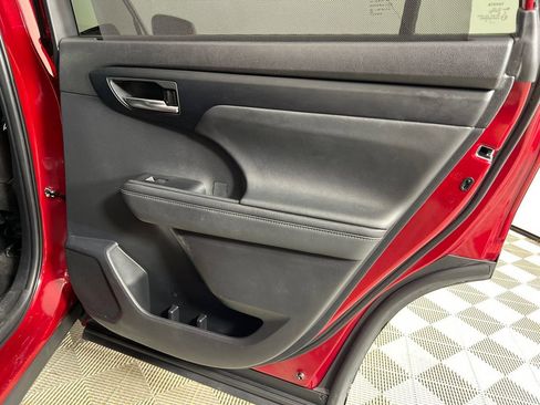 Used 2023 Toyota Highlander XLE image 17