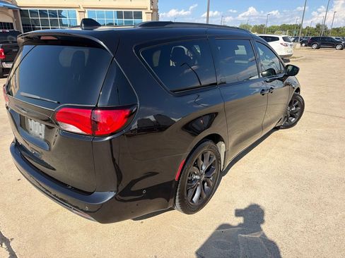 Used 2019 Chrysler Pacifica Touring-L Plus w/ Advanced Safetytec Group FWD image 12