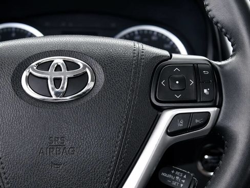 Used 2018 Toyota Highlander XLE AWD/4WD image 15
