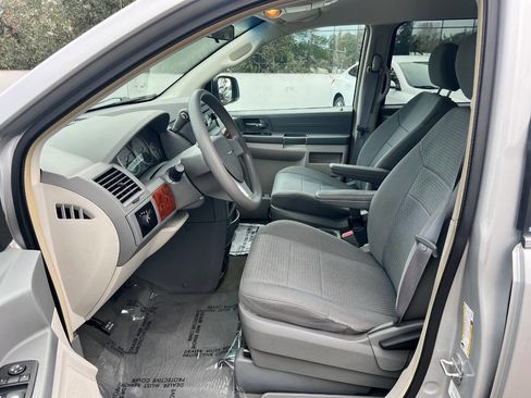 Used 2009 Chrysler Town & Country LX image 17