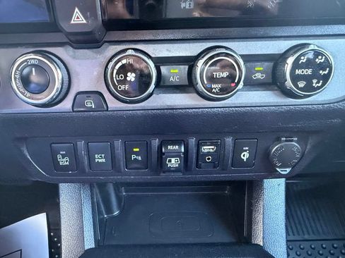 Used 2018 Toyota Tacoma TRD Sport w/ Technology Package AWD/4WD image 28