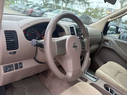 Used 2010 Nissan Frontier SE image 9