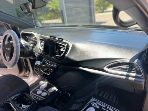 Used 2018 Chrysler Pacifica Touring Plus w/ S Appearance Package FWD image 13
