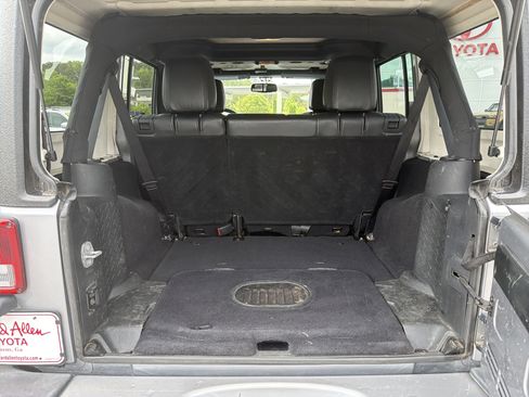 Used 2017 Jeep Wrangler Unlimited Sahara w/ Connectivity Group AWD/4WD image 25