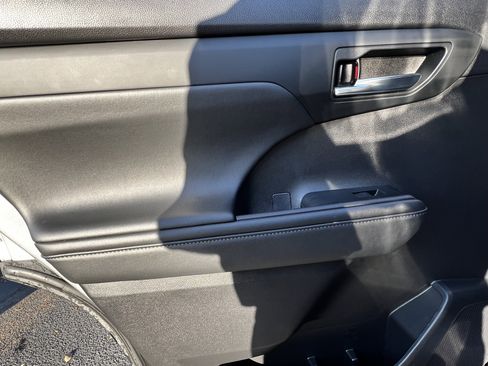 Used 2022 Toyota Highlander XLE image 30