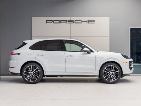 Certified 2026 Porsche Cayenne AWD/4WD image 8