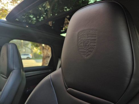 Used 2022 Porsche Cayenne Platinum Edition image 32