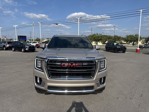 Used 2024 GMC Yukon XL SLT image 2
