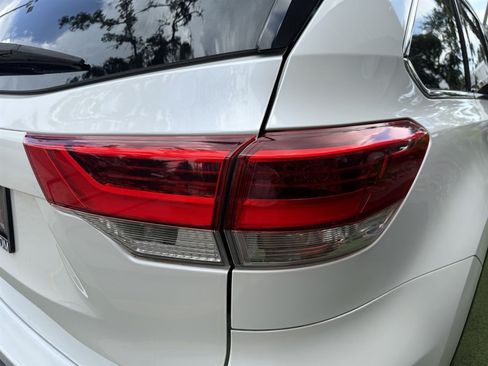 Used 2019 Toyota Highlander LE FWD image 12