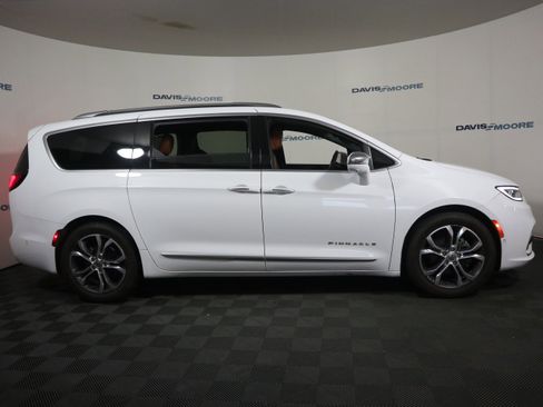 Used 2024 Chrysler Pacifica Pinnacle w/ Trailer Tow Group image 4