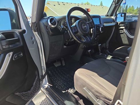 Used 2013 Jeep Wrangler Unlimited Sahara w/ Connectivity Group AWD/4WD image 10