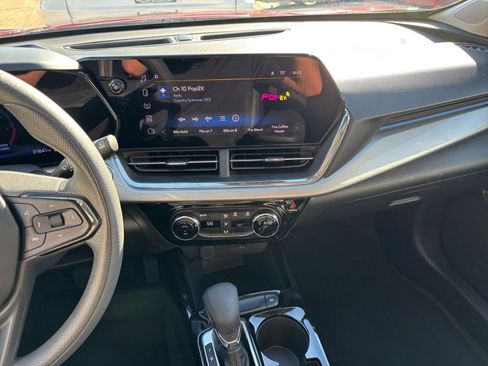 Used 2025 Chevrolet Trax LT image 18
