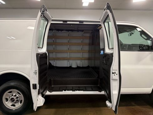 Used 2024 GMC Savana 2500 w/ Driver Convenience Package image 14