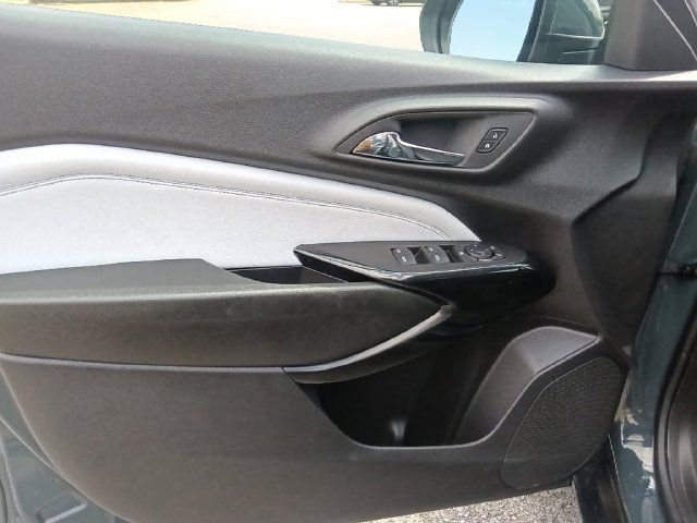 Used 2025 Chevrolet Trax LT FWD image 11