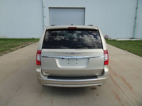 Used 2013 Chrysler Town & Country Touring-L w/ Entertainment Group #2 FWD image 7