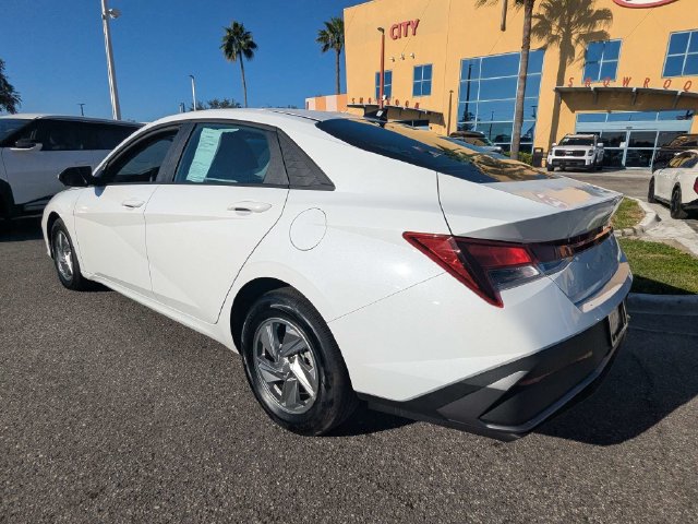 Used 2026 Hyundai Elantra SE FWD image 4