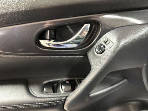 Used 2017 Nissan Rogue SV w/ SV Premium Package image 21