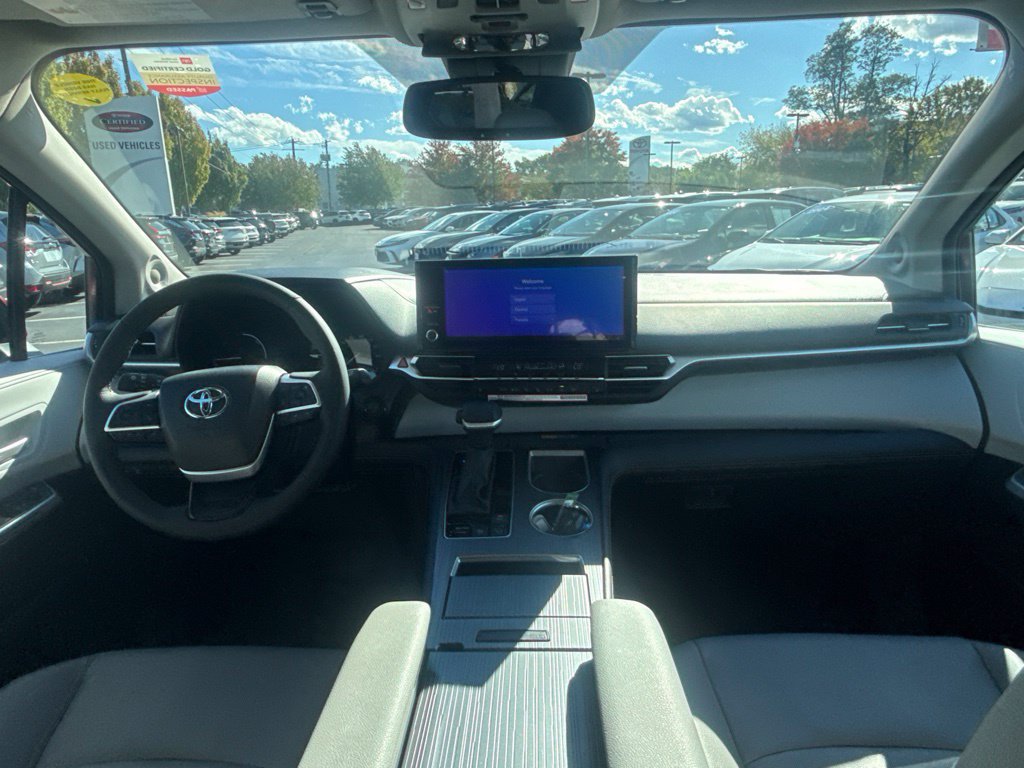 Used 2026 Toyota Sienna XLE FWD image 19