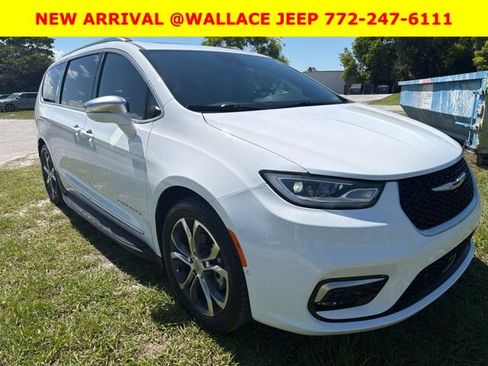 Used 2022 Chrysler Pacifica Pinnacle FWD image 1