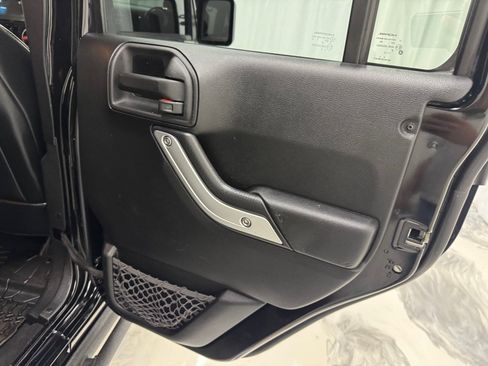 Used 2012 Jeep Wrangler Unlimited Rubicon AWD/4WD image 18